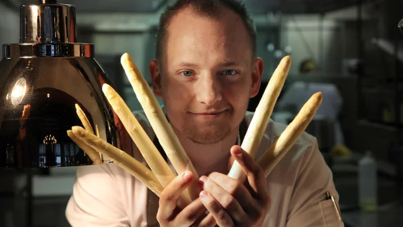 "Wenn einer einen Stern nach Lippe holt, dann Jan", hatte Kochkollege Stephan B&uuml;ker erst im vergangenen Jahr gesagt. Jetzt ist klar: Jan Diekjobst sichert sich mit Jan's Restaurant im Detmolder Hof die Auszeichnung. - &copy; Archivfoto: Bernhard Preuss