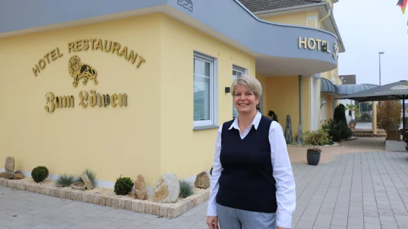 Sonja Steinmair steht vor dem Hotel-Restaurant "Zum Löwen" in Holzhausen. - © Alexandra Schaller