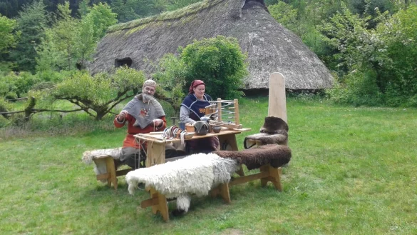 Die Wikingerfamilie ist ins Arch&auml;ologische Freilichtmuseum eingezogen. - &copy; AFM