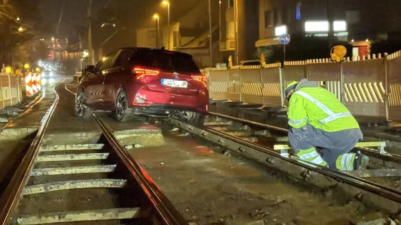 Das Fahrzeug blockierte den Stadtbahnverkehr auf der Linie 3. - © Paul Brinkmann