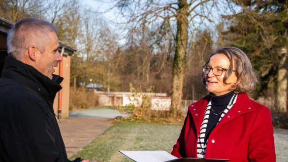 Ministerin Ina Scharrenbach l&auml;sst sich von B&uuml;rgermeister Heinz-Dieter Kr&uuml;ger die &Uuml;bergabe des F&ouml;rderbescheids best&auml;tigen. - &copy; Raphael Bartling