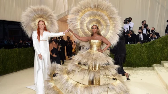 Kleid mit riesigem Hut - &copy; Foto: Evan Agostini/Invision via AP/dpa