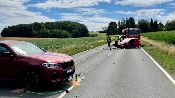 Auf der Braker Stra&szlig;e sind zwei Pkw frontal zusammengesto&szlig;en.&nbsp; - &copy; Feuerwehr Detmold