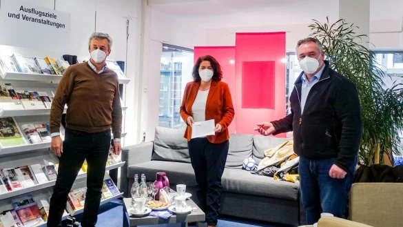 Wolfgang J&auml;ger, Gesch&auml;ftsf&uuml;hrer Lemgo Marketing (von links), Bundestagsabgeordnete Kerstin Vieregge und Markus Henkel, Gesch&auml;ftsf&uuml;hrer Intersport Henkel und Vorstand Lemgo Marketing, wollen gute Rahmenbedingungen f&uuml;r das Stadtbild der Zukunft schaffen.&nbsp; - &copy; Kerstin Vieregge