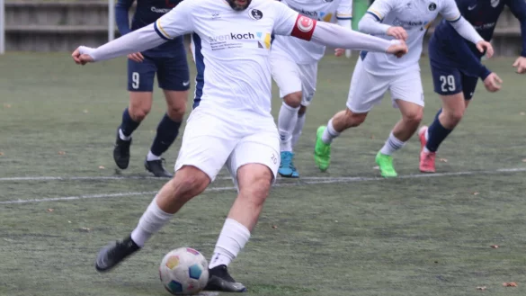 Cihat Keles trifft zum 2:1 für den TSV Horn per Strafstoß. - © Sebastian Lucas