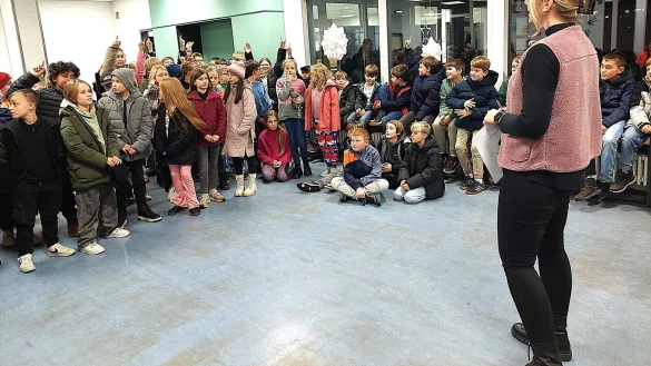 P&auml;dagogin Sophie L&uuml;tgert (rechts) begr&uuml;&szlig;t die 101 Viertkl&auml;ssler aus unterschiedlichen Grundschulen. Sie werden im Anschluss in Gruppen aufgeteilt und nehmen die Angebote w&auml;hrend der Vorstellung der Heinz-Sielmann-Schule wahr. Fotos: Karin Prignitz - &copy; Karin Prignitz