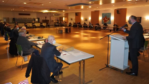 Die erste Sitzung des neuen Blomberger Stadtrates hat aufgrund der Corona-Situation nicht im Rathaus, sondern in der Schie&szlig;halle stattgefunden. In der konstituierenden Sitzung ist B&uuml;rgermeister Christoph Dolle vereidigt und ins Amt eingef&uuml;hrt worden. - &copy; Michaela Wei&szlig;e