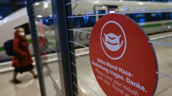 Coronaregeln in Bus und Bahn - &copy; Foto: Hendrik Schmidt/dpa-Zentralbild/ZB