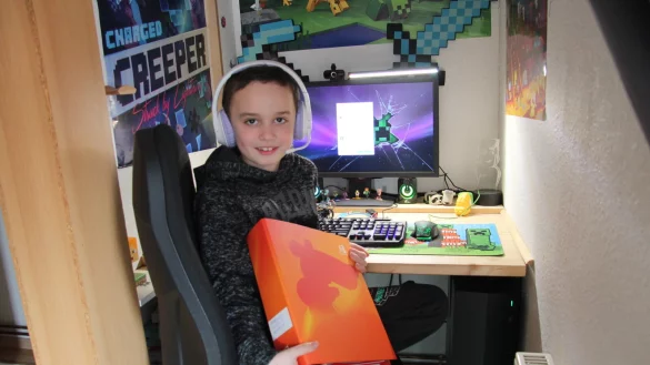 Vincent sitzt an seinem Computer, der gleichzeitig auch sein virtueller Klassenraum ist. - © Nadine Uphoff