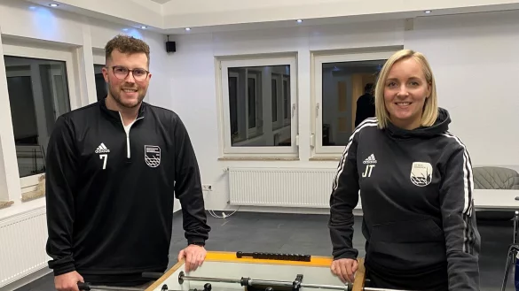 Trainer Noah Cardoso und Torjägerin Julia Tille am Kickertisch im Vereinshaus der SF Berlebeck-Heiligenkirchen. - © Sebastian Lucas