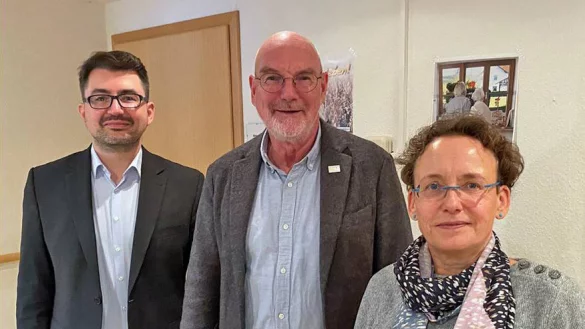 Auf Einladung des Vereins Soziale Arbeistdienste Lippe war der heimische Bundestagsabgeordnete Christian Sauter (FDP), links, zu Gespr&auml;chen im Eichenhof in L&uuml;denhausen. Martin Br&ouml;ker und Birgit M&uuml;nster machten auf die derzeit prek&auml;re Situation der Pflegedienste aufmerksam. - &copy; Soziale Altendienste Lippe