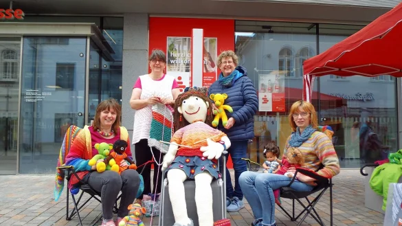 Bunte Aktion: (von links) Conny Dreier, Christiane Brakhage, Liselotte, Elke Kirsch und Marion K&auml;hler stricken f&uuml;r den guten Zweck und f&uuml;r den B&uuml;rgermeister. - &copy; Vasco Stemmer