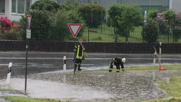 Knietief im Regenwasser - &copy; Tanja Watermann