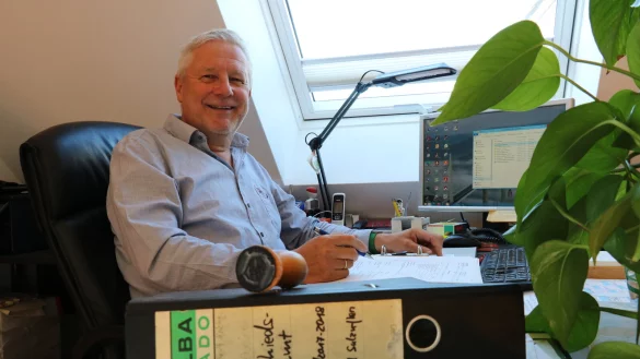 Thomas Kortfunke ist neue Schiedsperson von Bad Salzuflen. Zuhause in seinem B&uuml;ro bereitet er die F&auml;lle vor. - &copy; Alexandra Schaller