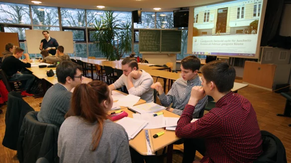 Pro und Contra Nazi-Prozess: Sch&uuml;ler des Leistungskurses am Hermann-V&ouml;chting-Gymnasium in Blomberg sammeln Argumente. Vorn im Bild (im Uhrzeigersinn): Lina Lotterscheid, Robin Schulz, Henry Brand, Max Gumbold und Andr&eacute; Fott. - &copy; Bernhard Preu&szlig;