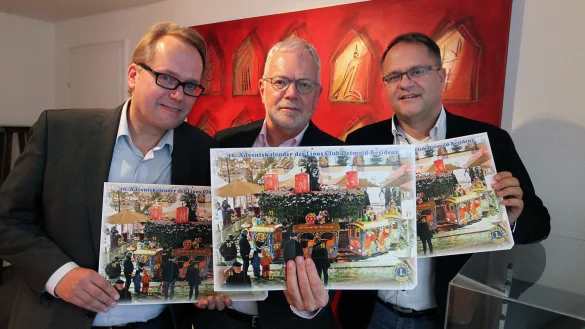 24 T&uuml;ren zum Gewinnen: (von links) Pressebeauftragter Marten R&uuml;chel, Kalenderkoordinator Klaus Eberlein und Pr&auml;sident Dr. Armin Plaschke pr&auml;sentieren den neuen Adventskalender.&nbsp; - &copy; Bernhard Preu&szlig;