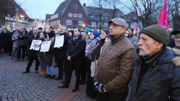 „Wir alle sind BadSalzuflen“: Pfarrer Andreas Gronemeier und andere Redner grenzten sich von Gewalt unter dem Deckmantel der Religion ab und forderten dazu auf, sich für das friedliche Zusammenleben ohne Ansehen der Religion oder Herkunft einzusetzen. - © Gerstendorf-Welle