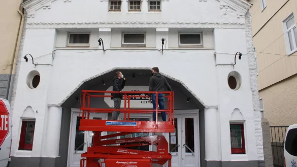 Die Flohkiste in der Detmolder Innenstadt muss schließen. Mit einer Hebebühne entfernt Volker Pannenbecker mit seinem Team die letzten Hinweise auf die Filmwelt Detmold von der Fassade. - © Philipp Kersten