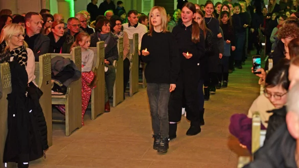 Die Chöre ziehen feierlich zu dem Lied "Sehet, das Licht will zu uns dringen" in die Kirche ein - © Nicole Ellerbrake