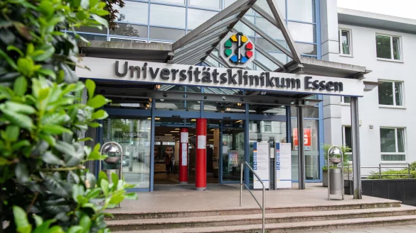 Auf der Intensivstation des Universitätsklinikums Essen soll ein Detmolder Arzt den Tod von drei seiner Patienten mit der Gabe von Medikamenten in tödlicher Dosis herbeigeführt haben. In zwei Fällen ist er rechtskräftig verurteilt. - © picture alliance/dpa