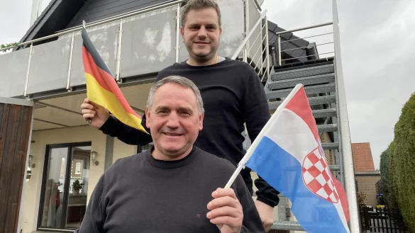 Vor dem Haus in Lieme schwenken Ivan (unten) und Robert Maros die kroatische bzw. deutsche Fahne. - &copy; Sebastian Lucas