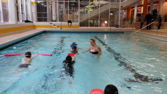 Angebot wird fortgesetzt: Die st&auml;dtische Schwimmmeisterin Sonja Jakobskr&uuml;ger half im Winter 2018 Sch&uuml;lern beim Schwimmen lernen. Diese Schwimmunterst&uuml;tzung soll es auch diesen Winter wieder geben.&nbsp; - &copy; Archivfoto: Jost Wolf