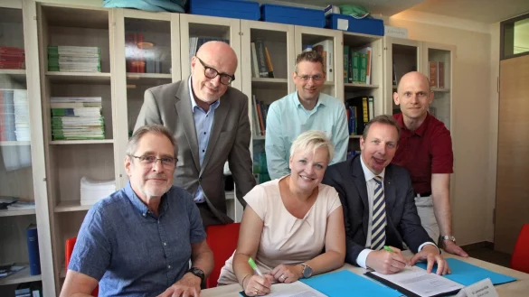 Besiegeln die Kooperation (vorn,von links): die Ärztenetz-Geschäftsführer Hans-Peter Dürselen und Constanze Liebe sowie Klinikum-Geschäftsführer Dr. Johannes Hütte. Dahinter (von links): der medizinische Geschäftsführer des Klinikums Dr. Johannes Middeke, der Detmolder Bezirksstellenleiter der Kassenärztlichen Vereinigung Westfalen-Lippe Dr. Hans-Christian Körner und Ärztenetz-Beirat Karl Arne Faust. - © Bernhard Preuss