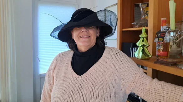 "Lady Diana" hat Katja Plänker dieses Modell genannt, einer ihrer absoluten Lieblingshüte: schwarz, mit Taft und Federn, der wie ein Schleier vor die Augen gezogen werden kann. Edel und sogar für Beerdigungen geeignet, sagt sie. - © Carolin Brokmann-Förster