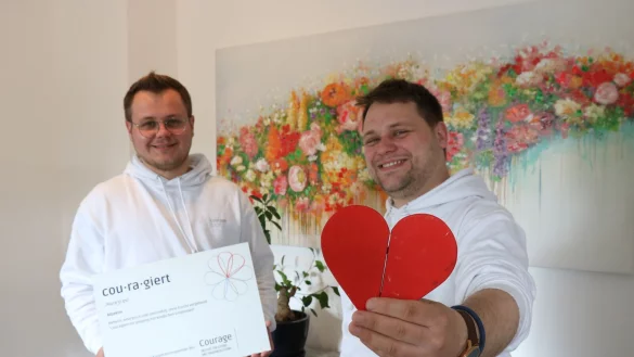 Jason Maximilian Jochem (l.) und Kevin K&ouml;&szlig;ler haben den Verein "Courage" ins Leben gerufen. Jochem wird auf Schloss Bellevue von Bundespr&auml;sident Frank-Walter Steinmeier geehrt. - &copy; Alexandra Schaller