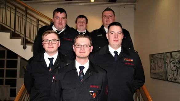 (von hinten links): Christian Ermer, Tim Wiehemeier (zum Unterbrandmeister bef&ouml;rdert), Leiter Mike Mundhenke, Phillip Borchard (Bef&ouml;rderung Brandmeister), Fabian Drewes (Bef&ouml;rderung Brandinspektor) und Christoph Meier (Bef&ouml;rderung Brandmeister) - &copy; Julia Kube
