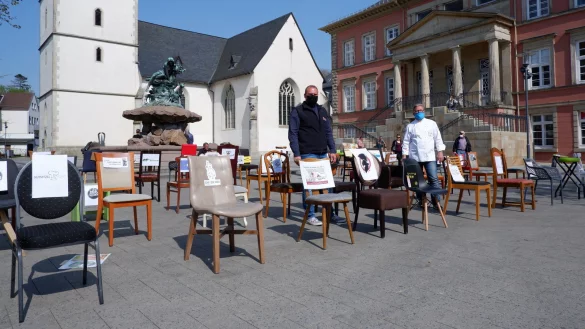 Michael Knuth, Betreiber des Caf&eacute; Outback (links), und Dehoga-Pr&auml;sident Holger Lemke haben die Protestaktion auf dem Detmolder Marktplatz organisiert. - &copy; Lorraine Brinkmann