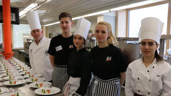 Üben schon: Jürgen Rabe, Giordamo Skenderovic, Michelle Henning, Jessica Kobychno, Pia Nolting und Zeynep Duram arbeiten an einer Vorspeisenkreation. - © Yvonne Glandien