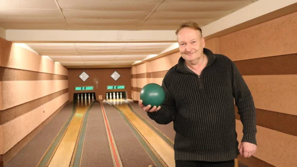 Stefan Stock steht an der Kegelbahn der Gaststätte Rickmeyer in Retzen. - © Alexandra Schaller