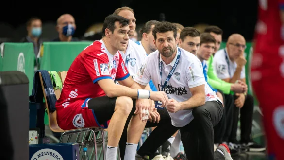 TBV Trainer Florian Kehrmann gibt Gedeon Guardiola in der Quarterback Immobilien Arena in Leipzig wertvolle Tipps. - &copy; Eibner-Pressefoto