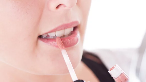 Lipgloss - &copy; Foto: Christin Klose/dpa-tmn