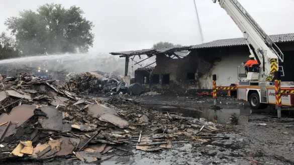 Einsatzort Ladestra&szlig;e: 52 Stunden lang war die Feuerwehr mit dem Kampf gegen die Flammen in einer Doppelhalle am Sch&ouml;tmaraner Bahnhof besch&auml;ftigt. L&ouml;schschaum floss &uuml;ber die Werre bis in die Herforder Innenstadt. - &copy; Thomas Reineke