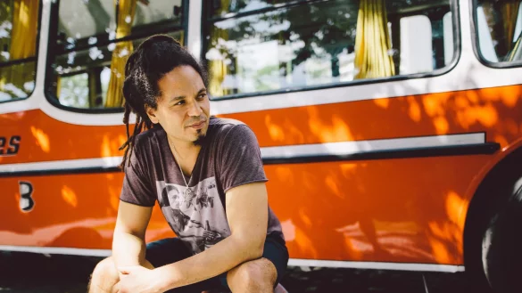 Entspannt: S&auml;nger Frank Dell&eacute; bringt Reggae-Musik zu den Parklichtern in Bad Oeynhausen. In seinem zweiten Leben ist der Berliner Familienvater Frontmann der Erfolgsband Seeed. - &copy; Carlos Goethe