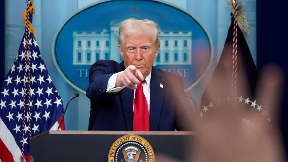 US-Pr&auml;sident Donald Trump bei seiner Pressekonferenz zum Flugzeugungl&uuml;ck im Wei&szlig;en Haus. - &copy; Alex Brandon/AP/dpa