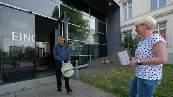 Eine Hygienestation f&uuml;r den Eingang: Mario Rakusa und Simone Nolte tragen sie ins Landesmuseum, wo sie am Eingang stehen soll. Es gibt noch weitere, allerdings wartet das Museum zurzeit noch auf das Mittel zur Bef&uuml;llung.&nbsp; - &copy; Sven Koch