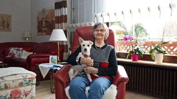 Beste Freunde: Lieselotte Rittmeister liebt ihre &bdquo;Aika" sehr. Weil sie m&ouml;chte, dass das Tier im Ernstfall gut untergebracht wird, hat sie vorgesorgt. - &copy; Johanniter