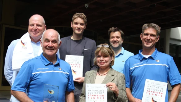 Bereit: Die Turnierverantwortlichen Dieter Schraer (vorne links) und Andreas Suermann jeweils neben Carolin Nagel (Maritim-Hotel) sowie /hinten von links) Marco H&ouml;ttinger (WTV), Jan Henne (&bdquo;Ernsting&rsquo;s family") und Thorsten Liebig (DaLie-Sportsmanagement). - &copy; Sebastian Lucas