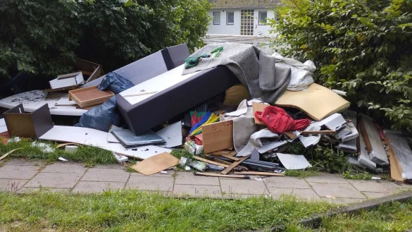 An mehreren Stellen h&auml;uft sich wieder in der Siedlung Am D&ouml;ren Sperrm&uuml;ll an, der mit Hausm&uuml;ll versetzt ist. Das zieht Ratten an. - &copy; Foto: Manuela Schramm