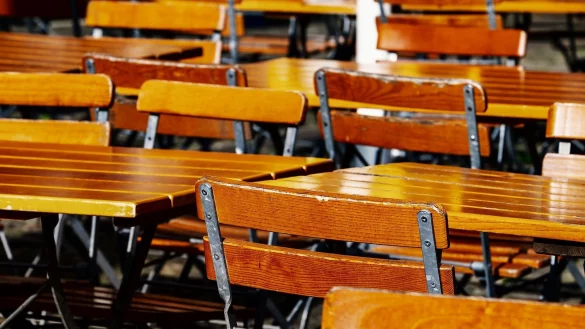 Leere St&uuml;hle im Biergarten. - &copy; Symbolbild: Pixabay