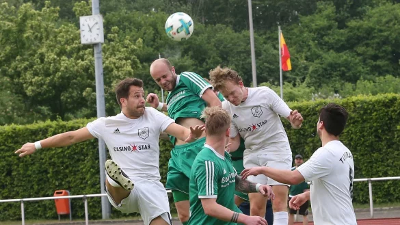 Kopfball-Duell: Necati Kezer (links) und Tobias Sch&uuml;rmann (rechts, beide vom TuS Brake) messen sich mit dem Ahmser Moritz Bringer. - &copy; Paul Cohen