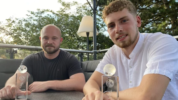 Julian Jobstmeier hat f&uuml;r die SG Hiddesen-H'dorf 24 Tore in der vergangenen Saison erzielt. Genauso wie Kevin Pietsch (links) erhielt er beim Staffeltag daf&uuml;r einen Pokal. Nun st&uuml;rmt Jobstmeier f&uuml;r die Postler. - &copy; Sebastian Lucas