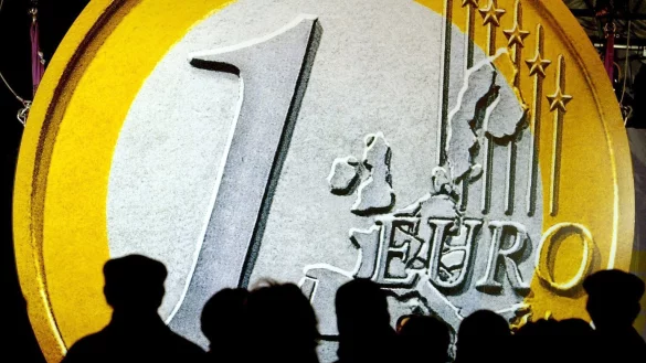 Auch kleine Betr&auml;ge summieren sich - &copy; Foto: Boris Roessler/dpa/dpa-tmn