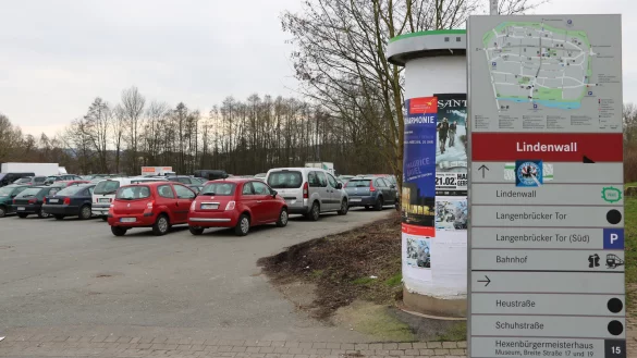 Manche Autos werden zugeparkt: Insbesondere im vorderen Teil des Regenstorplatzes stehen viele Fahrzeuge außerhalb der markierten Flächen. Das führt dazu, dass andere Autos nicht mehr wegkommen – oder die Zufahrt zum hinteren Teil des Parkplatzes blockiert ist. - © Yvonne Glandien