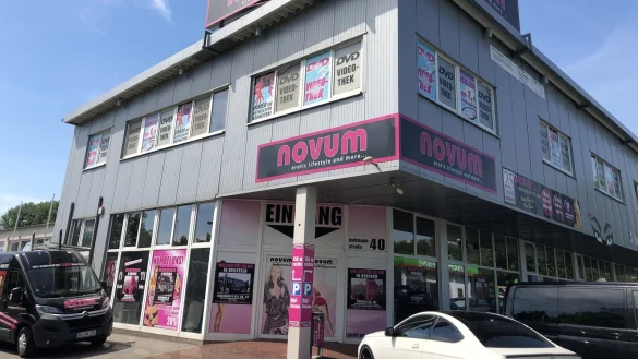 Vor gut zehn Monaten hat der Novum-Erotikmarkt seine Sachen an der Hoffmannstra&szlig;e zusammengepackt. Zuvor hatte man sich &uuml;ber Ausbaupl&auml;ne nicht mit der Stadt einigen k&ouml;nnen. Nun gibt es Verhandlungen &uuml;ber ein neues Grundst&uuml;ck und einen neuen Start.&nbsp; - &copy; Sven Kienscherf