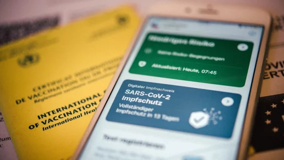 Impfnachweis in der App und auf Papier - &copy; Foto: Zacharie Scheurer/dpa-tmn