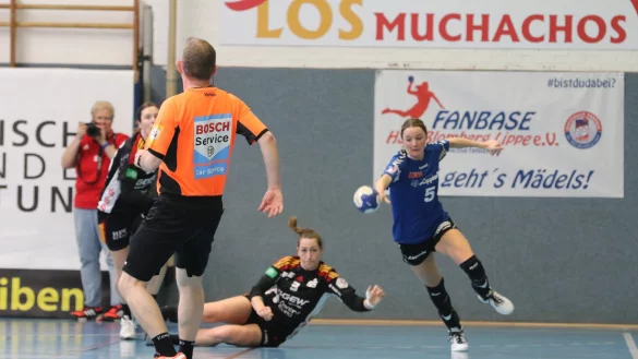 Auf geht’s mit Tempo: Franziska Müller leitet den nächsten Tempogegenstoß der HSG Blomberg-Lippe ein. - © Oliver König